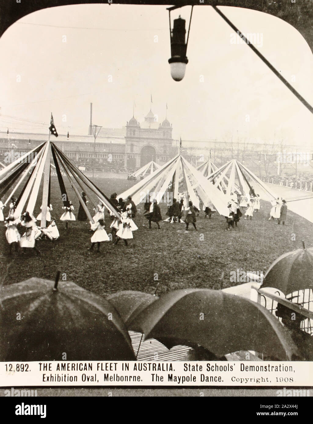 Photographie - Maypole Dance, les écoles de l'état de démonstration, Flotte américaine, bâtiment d'exposition, Melbourne, 1908, tirage photographique noir et blanc à partir d'un original sur plaque de verre à l'est du stade vers l'Est de l'annexe, qui arbore le maypole danse exécutée par des élèves d'écoles d'État sur l'Ovale de l'exposition sur le côté nord de l'exposition des bâtiments, dans le cadre des célébrations entourant l'arrivée de la flotte américaine à Melbourne en août 1908. C'est l'un des 959 Banque D'Images