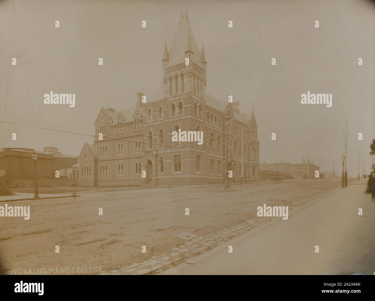 Photographie - Working Men's College, Latrobe Street, Melbourne, Victoria, vers 1895, photographie monochrome du Working Men's College de Melbourne, prises par le studio de Nettleton & Arnest, vers 1895. Cette photographie fait partie d'une collection de 47 photographies prises de Melbourne à la fin du xixe siècle par le studio photographique de Nettleton et Arnest. La collection dispose d'importants bâtiments de Melbourne et les rues y compris la Maison du Parlement, le Conseil du Trésor Banque D'Images