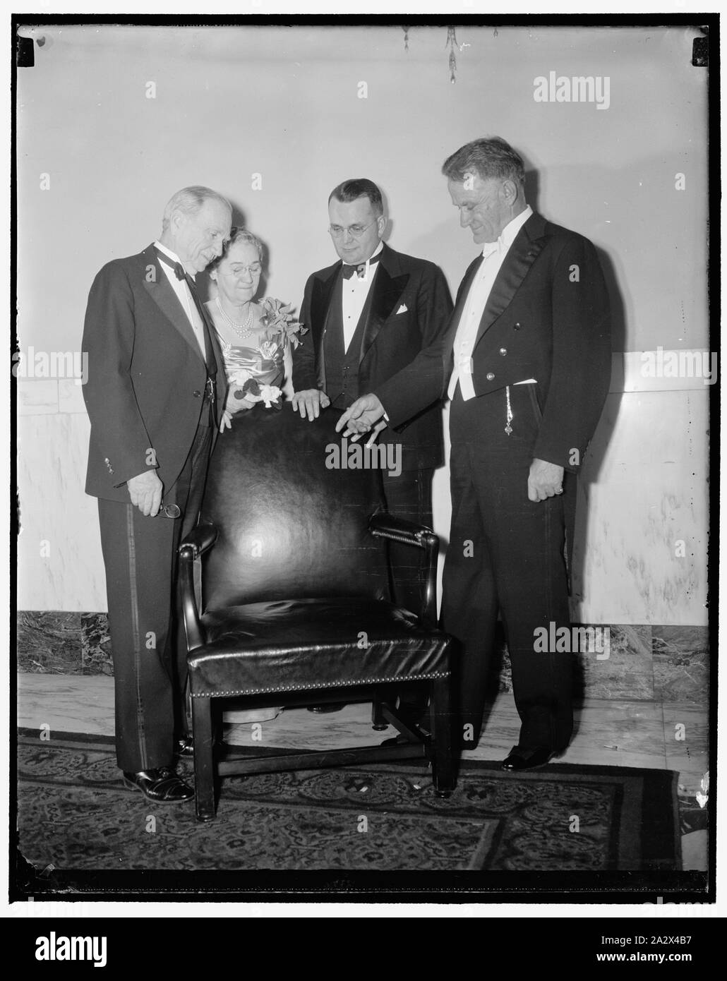 Sa retraite secrétaire du Commerce compte tenu de président qu'il occupait. Washington, D.C., le 22 décembre. Secrétaire du Commerce Daniel C. Roper, qui prend sa retraite le 23 décembre, a été présenté hier soir avec le président qu'il occupait aux réunions du cabinet par ses associés dans le département. L'occasion était un dîner témoignage donné à la secrétaire à la retraite à l'hôtel Mayflower hier soir. De gauche à droite. Secrétaire et Mme Roper, procureur du ministère de Commerce Sud Trimble, Jr., secrétaire adjoint et J.M. Johnson, 12/22/38 Banque D'Images