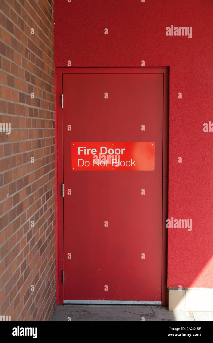 Vue extérieure d'une porte de sortie de l'incendie Banque D'Images