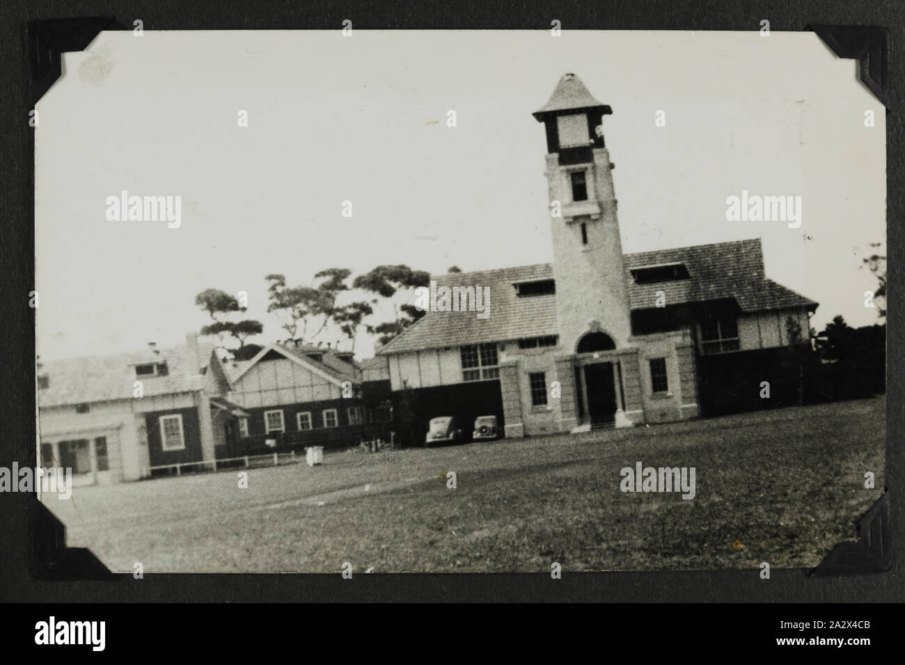 Photographie - 'Vieux Naval College' de Jervis Bay, 1937-1939, photographie en noir et blanc d'LE Creswell sur Jervis Bay, Nouvelle-Galles du Sud. L'une des 48 photographies dans un album. Prises par D.R.Goodwin, Marine royale australienne (R.A.N.) 1937-1939. Les images sont d'H.M.A.S Cerberus et autres les navires de guerre, de la formation et de feu sur le terrain Banque D'Images