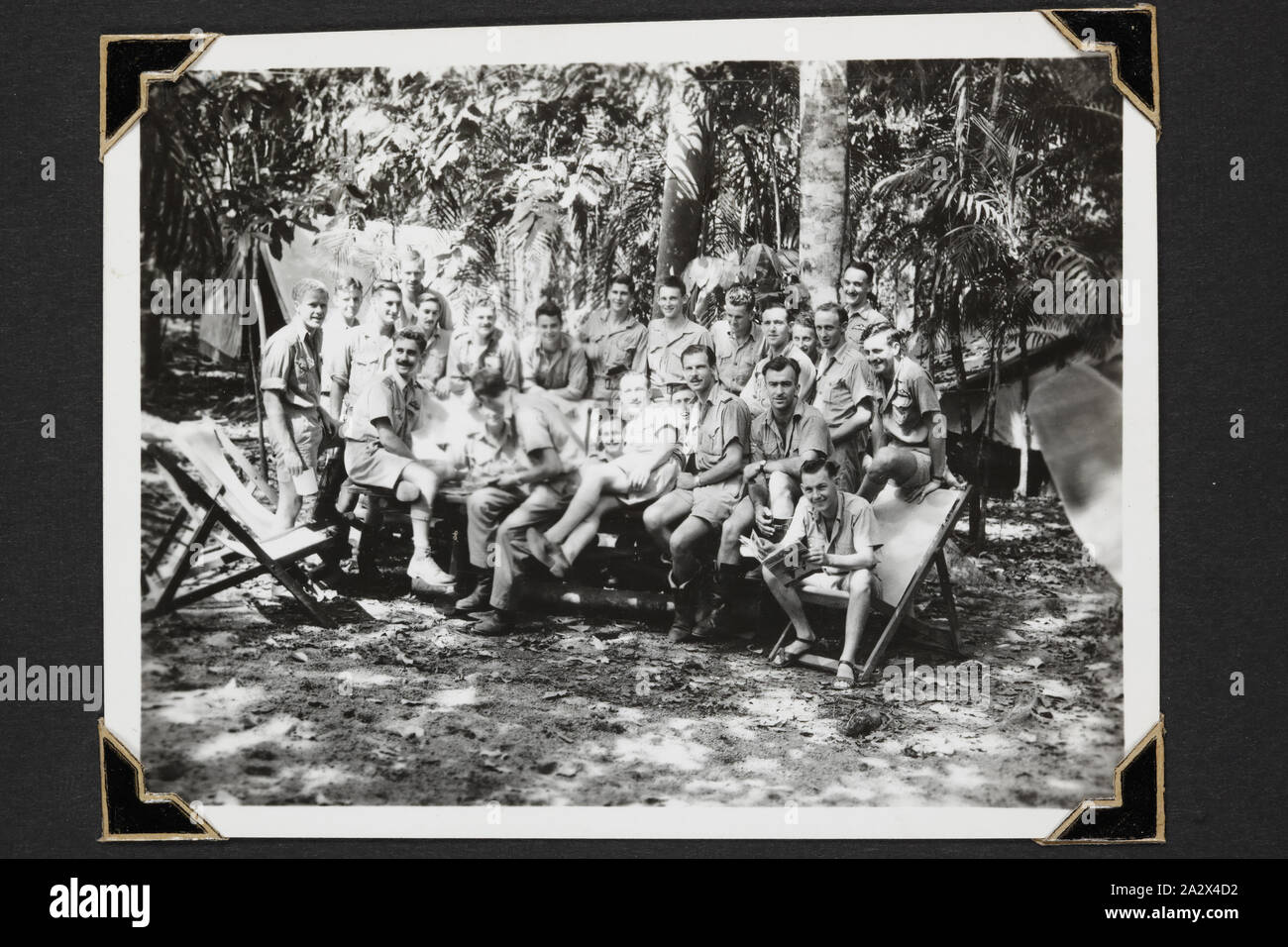 Photographie - Mess des officiers 'Extérieur', Nouvelle Guinée, 1943, photographie en noir et blanc d'Escadron 77 officiers de la RAAF assis sur une table. L'une des 116 photos dans un album photographique organisé par le sous-lieutenant Colin Keon-Cohen. Ce sont de très bonnes images de la vie à Singapour avec 205 Sqn RAF, puis 77 Sqn RAAF, DEUXIÈME GUERRE MONDIALE Banque D'Images