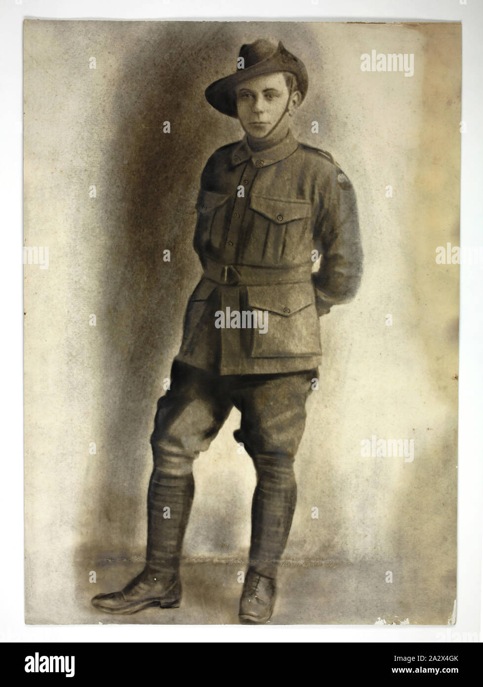 Photographie - Sydney privé Kann, AIF, la Première Guerre mondiale, 1915, pleine longueur portrait photographique de militaire de l'Australie, Sydney Kann, 60e Bataillon, AIF, 1915. Kann privé est né à Rockhampton, Queensland. Son plus proche parent était sa mère, Marie Kann de 137 Young Street, Fitzroy, Victoria. Kann était un manoeuvre lorsqu'il a rejoint le 6 juillet 1915 en tant que 19 ans. Il s'est joint à son bataillon, la 60e, en mars 1916 à Eqypt avant son arrivée en France sur Banque D'Images