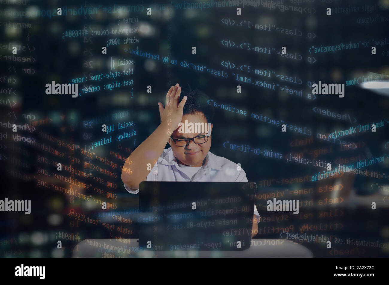 L'étudiant stressé alors que le codage. S programmeur frustrés. Développeur Web en colère. Les codes HTML aléatoire développement web. Banque D'Images