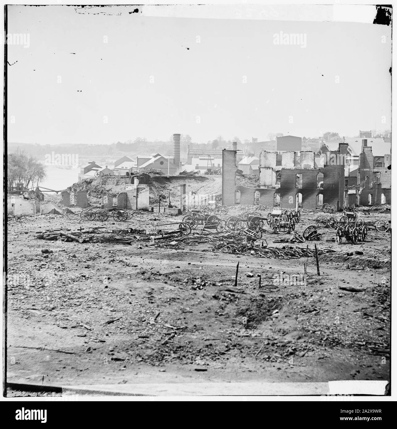 Richmond, Virginie des fusils et des immeubles en ruines près de la Tredegar Iron Works Banque D'Images