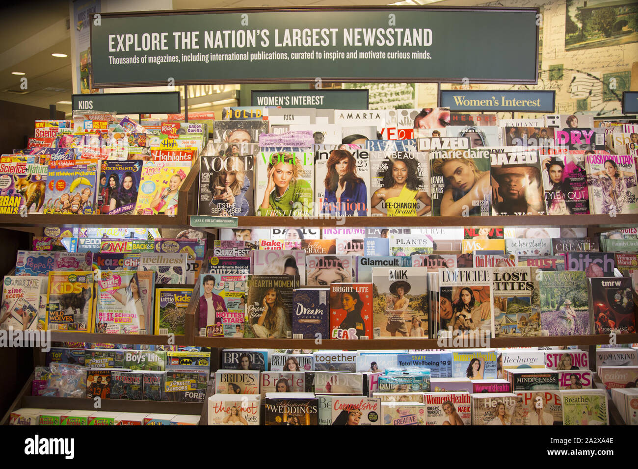 L'intérêt des femmes dans la grande section à la section des magazines librairies Barnes & Noble à New York. Banque D'Images