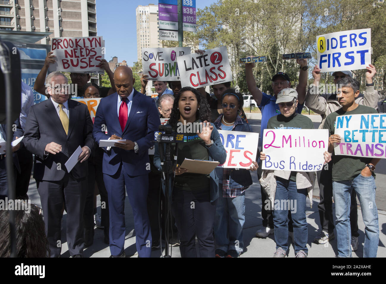 Conférence de presse et un rassemblement à l'Hôtel de Ville d'exprimer l'urgente nécessité d'un financement suffisant par la ville et l'état pour l'autobus et métro à New York. NYC Contrôleur Scott Stringer et Brooklyn Boro Président Eric Adams a parlé là. Banque D'Images