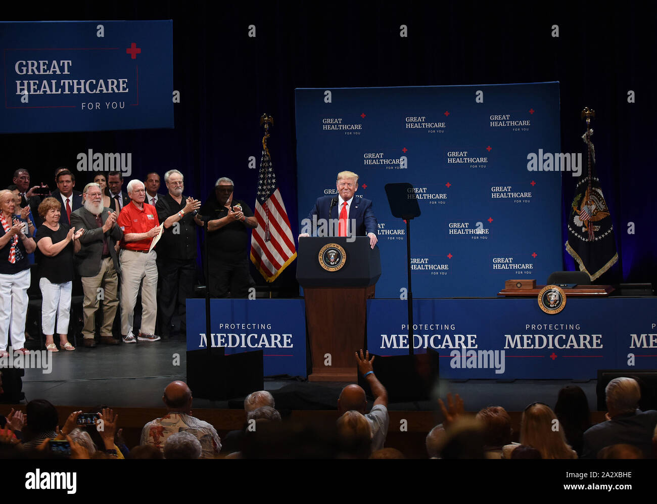 Le Président américain Donald Trump donne aux commentaires concernant son administration de la politique de santé avant de signer un décret pour protéger et améliorer l'assurance-maladie à la Sharon L. Morse Performing Arts Center. Banque D'Images