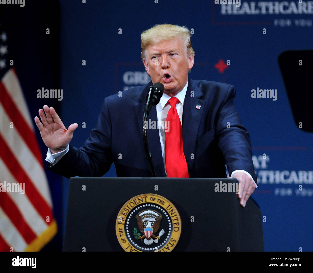 Le Président américain Donald Trump donne aux commentaires concernant son administration de la politique de santé avant de signer un décret pour protéger et améliorer l'assurance-maladie à la Sharon L. Morse Performing Arts Center. Banque D'Images