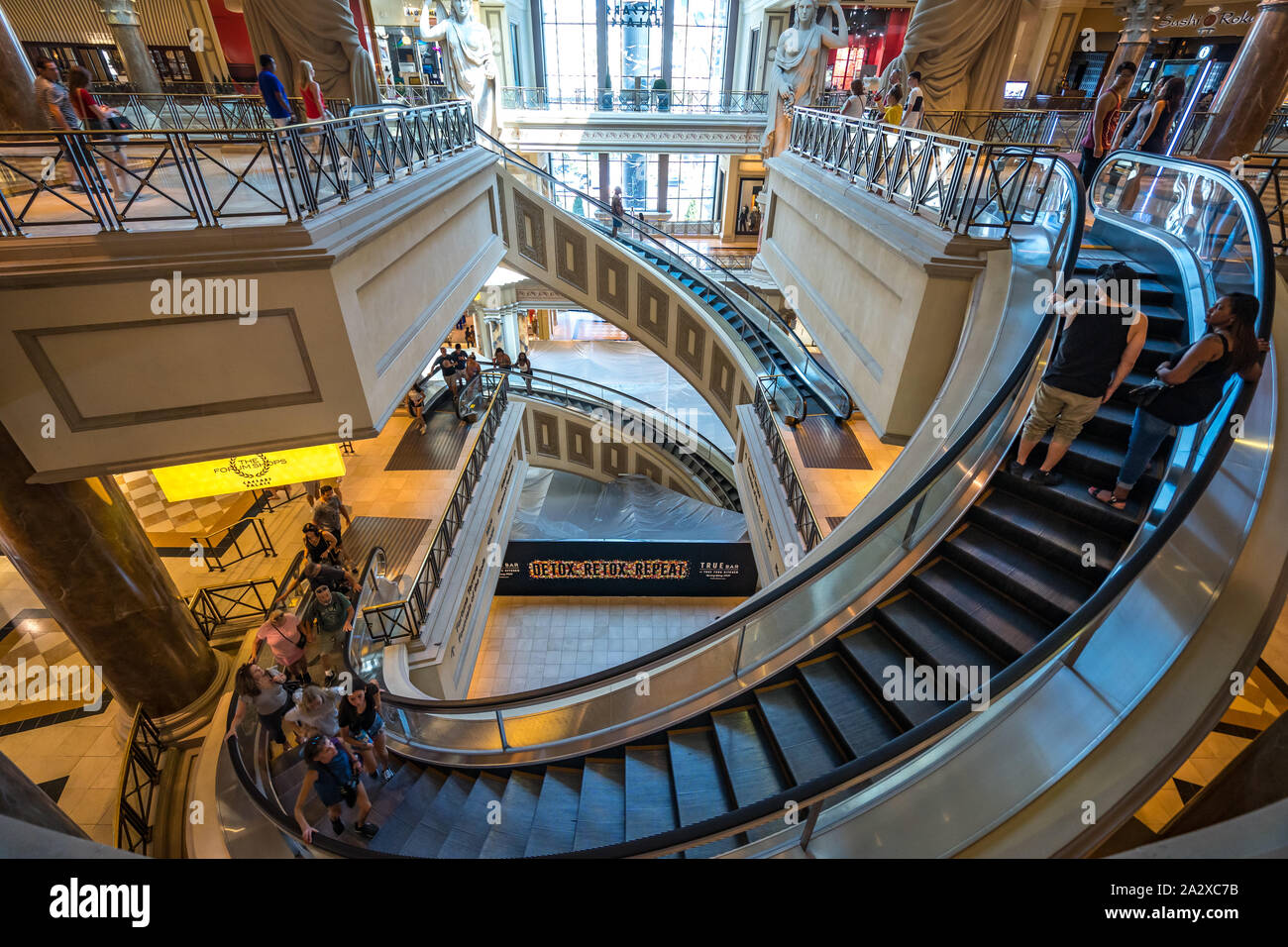 Las Vegas, Nevada, USA - Panneaux escalator à l'intérieur de l'hôtel Caesars Palace casino Banque D'Images