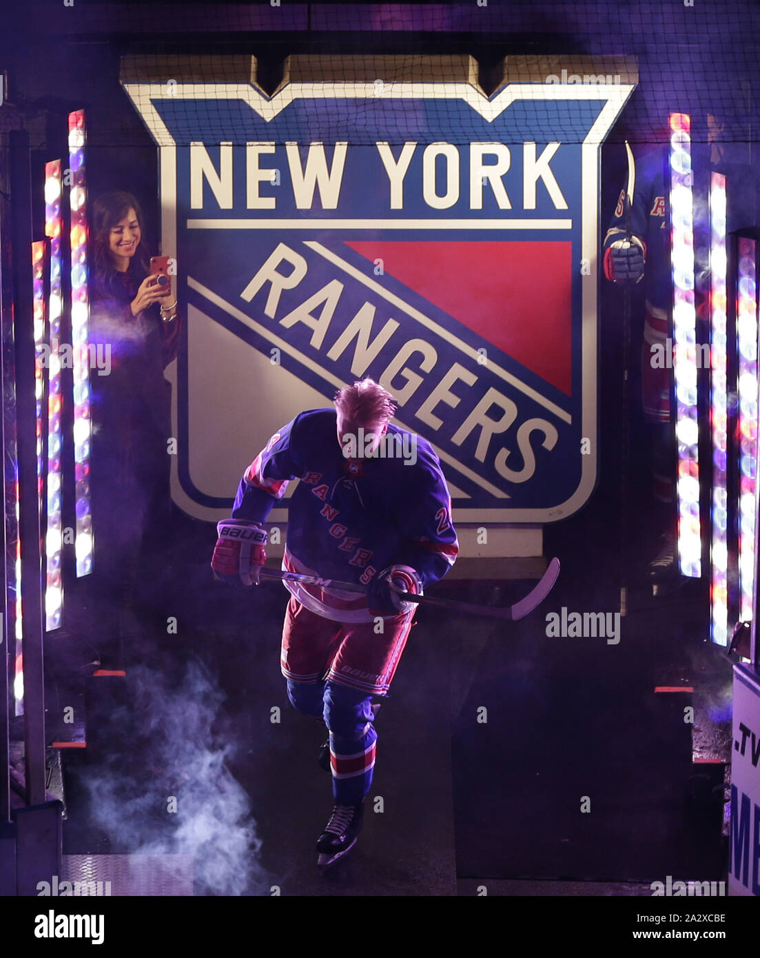 New York, États-Unis. 06Th Oct, 2019. New York Rangers Kaapo Kakko pas hors de la glace lorsqu'il est présenté avant les Rangers premier match de la saison 2019 contre les Jets de Winnipeg au Madison Square Garden le Jeudi, Octobre 3, 2019 à New York. Photo de John Angelillo/UPI UPI : Crédit/Alamy Live News Banque D'Images