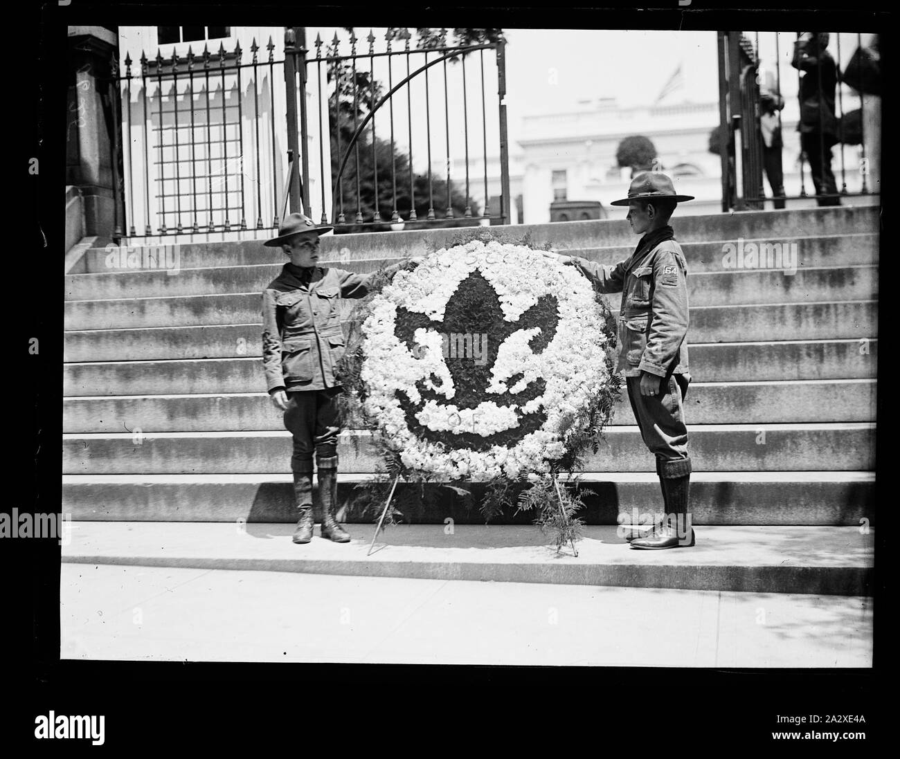 Robert Fulton, gauche, et Louis Paulin, qui a porté cette immense gerbe à la Maison Blanche, W.H. c.-à-d. comme une marque de sympathie de la Boy Scouts of America Banque D'Images