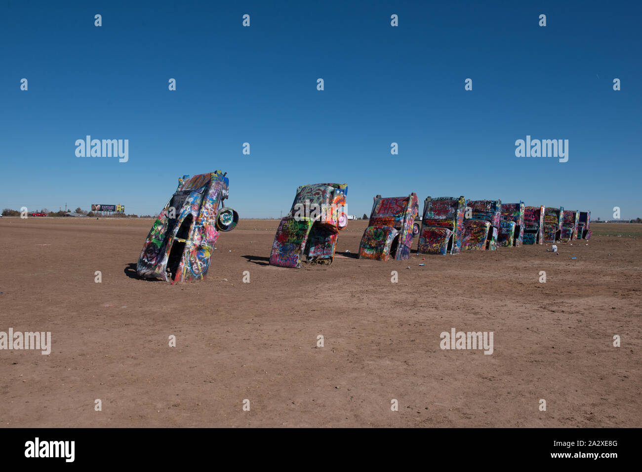 Robert Griffin n'existe pas de peinture au pistolet Vandal. Comme des milliers d'autres visiteurs de la Cadillac Ranch le long de Old U.S. Route 66 à l'extérieur de Amarillo, Texas, il est encouragé à porter un le long d'un pulvérisateur d'ajouter une touche ou deux pour l'installation d'art public inhabituel. Ainsi, l'aspect général reste le même au fil du temps, mais les détails changent tous les jours Banque D'Images