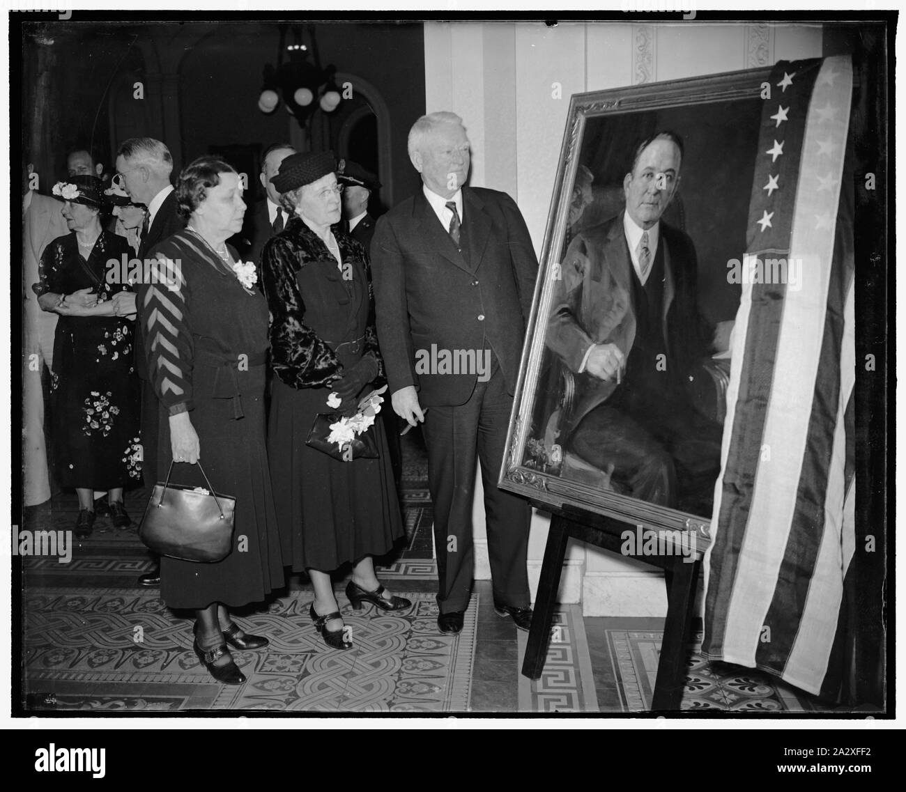 Robinson portrait dévoilé. Washington, D.C., le 20 avril. Un portrait de feu le sénateur Joseph T. Robinson, Chef de la majorité du Sénat, a été dévoilé aujourd'hui le Capitole par Vice-président Garner. La peinture sera accroché sur le côté du Sénat du Capitol. Sur la photo, de gauche à droite : Vice-président Garner, le Sénateur W. Hattie Caraway d'Arkansas, et Mme Joseph T. Robinson. (Centre) 4/20/38 Banque D'Images