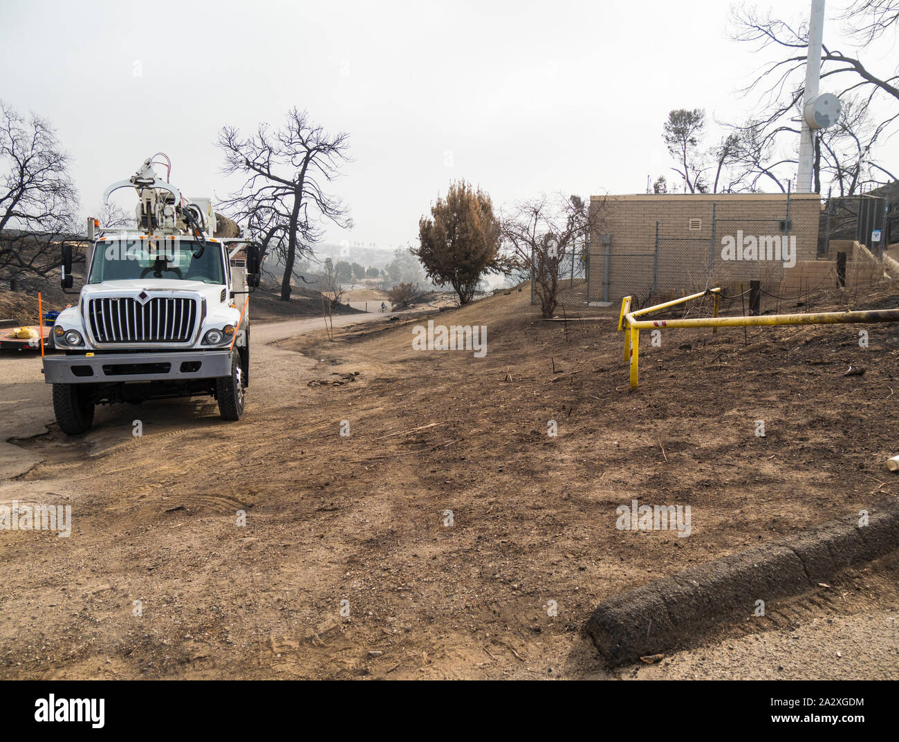 Un repauir téléphone commercial truck sur place pour réparer les lignes téléphoniques. Banque D'Images