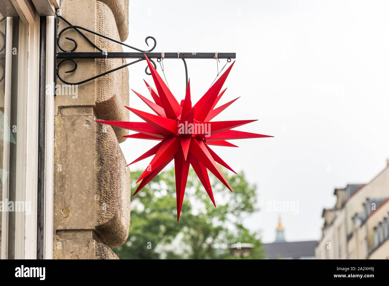 Une étoile rouge 3D du logo d'une boutique à Berlin, Allemagne. Banque D'Images