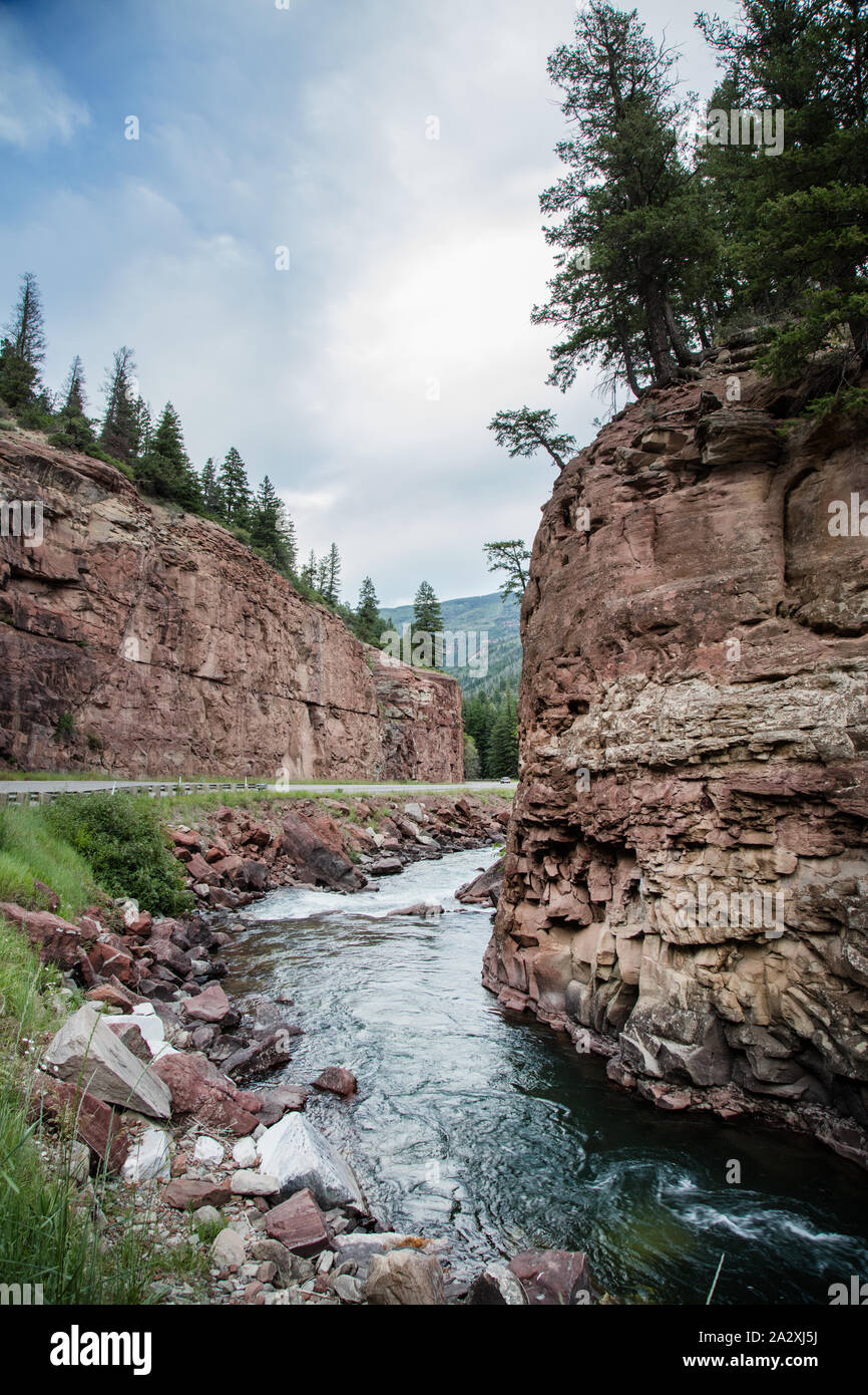 Le alongide falaises rocheuses (parfois) se précipitant Crystal River, l'un des ruisseaux à truite noté du Colorado, à Pitkin County Banque D'Images