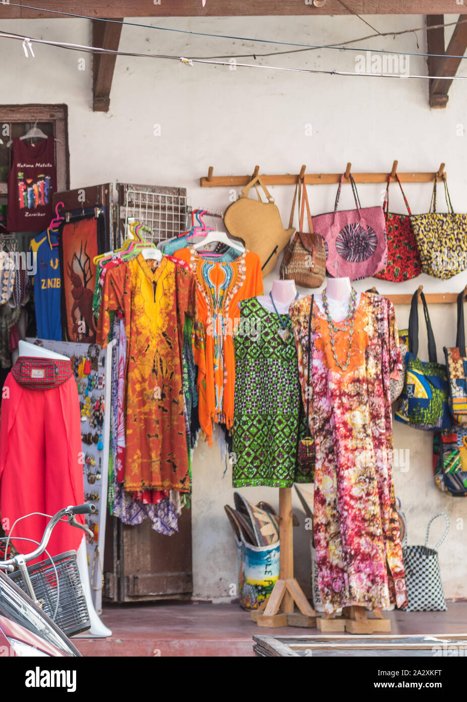 Une boutique à Zanzibar Stone Town, la vente de robes colorées, porte-monnaie, ​Etc. Banque D'Images