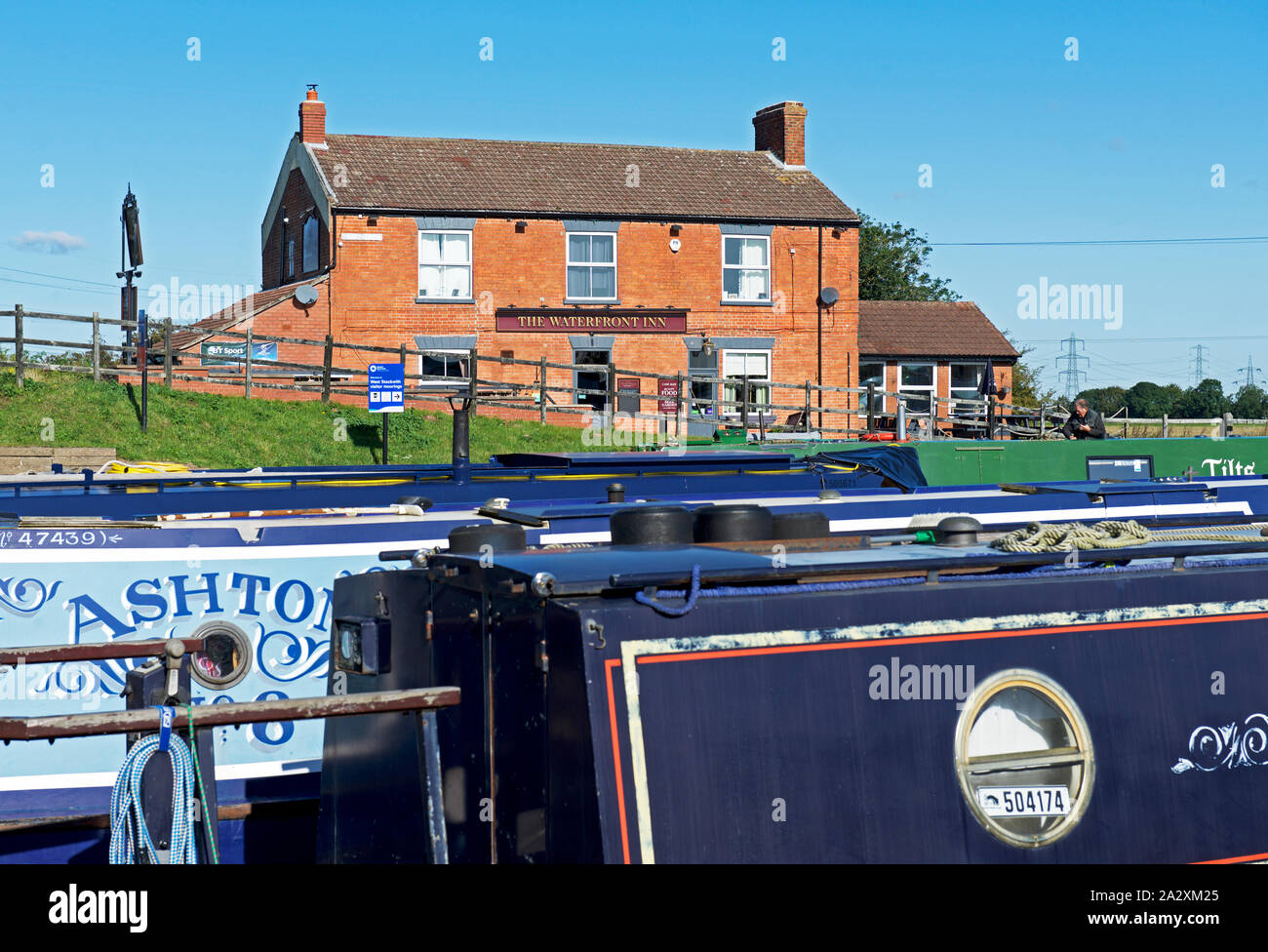 La Waterfront Inn, donnant sur le bassin du canal à Stockwith Ouest, Nord du Lincolnshire, Angleterre, Royaume-Uni Banque D'Images