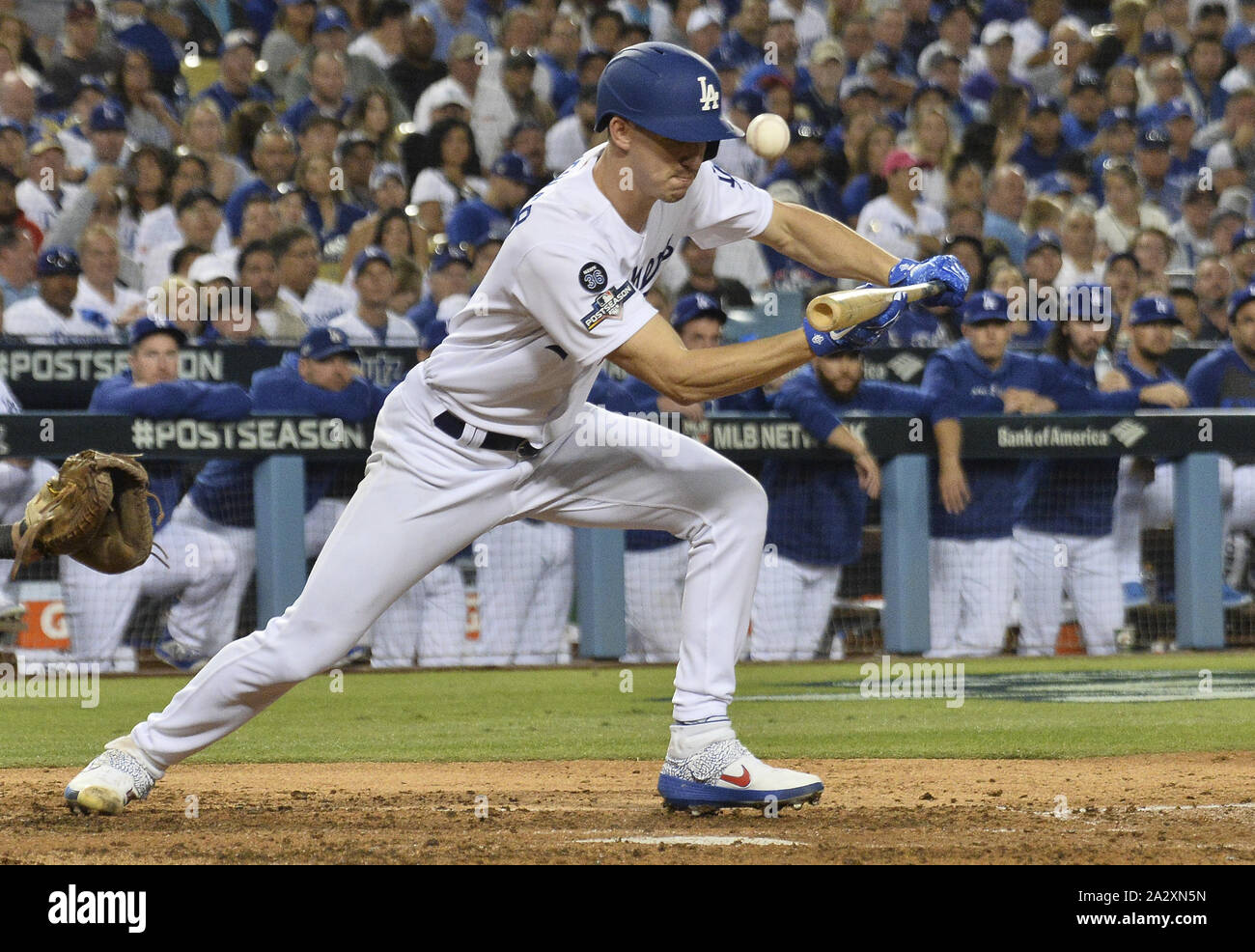 Los Angeles, United States. 06Th Oct, 2019. Le lanceur partant des Dodgers de Los Angeles, Walker Buehler fautes une tentative d'arrêt bunt en quatrième manche dans la Division de la Ligue nationale MLB Série jeu avec les Nationals de Washington au Dodger Stadium à Los Angeles le Jeudi, Octobre 3, 2019. Photo par Jim Ruymen/UPI UPI : Crédit/Alamy Live News Banque D'Images