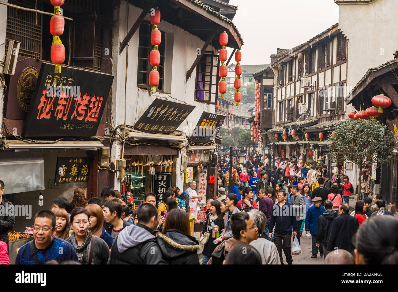 Chongqing, Chine, 21 Nov 2012 : foule immense dans l'ancienne ville de Ciqikou avec maisons historiques. Banque D'Images
