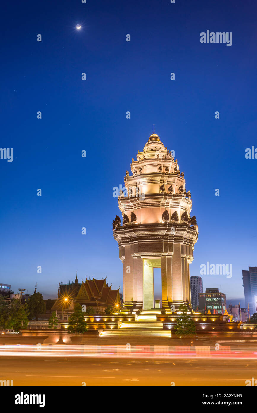 Phnom Penh, Cambodge, 16 Nov 2015 : vue de la nuit de monument de l'indépendance dans la capitale. Banque D'Images