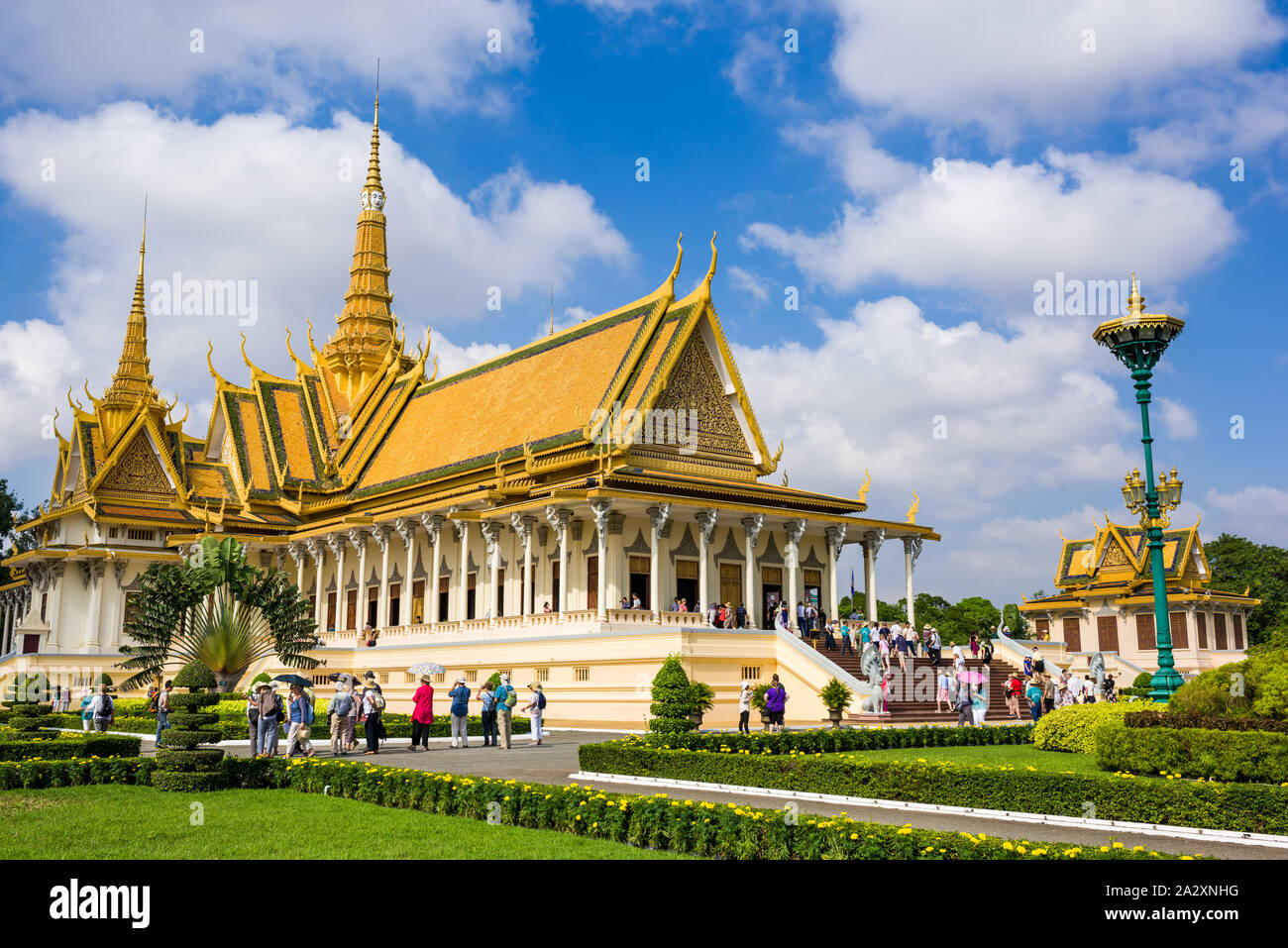 Phnom Penh, Cambodge, 17 Nov 2015 : les touristes visitant le palais royal dans la capitale sur une journée ensoleillée. Banque D'Images