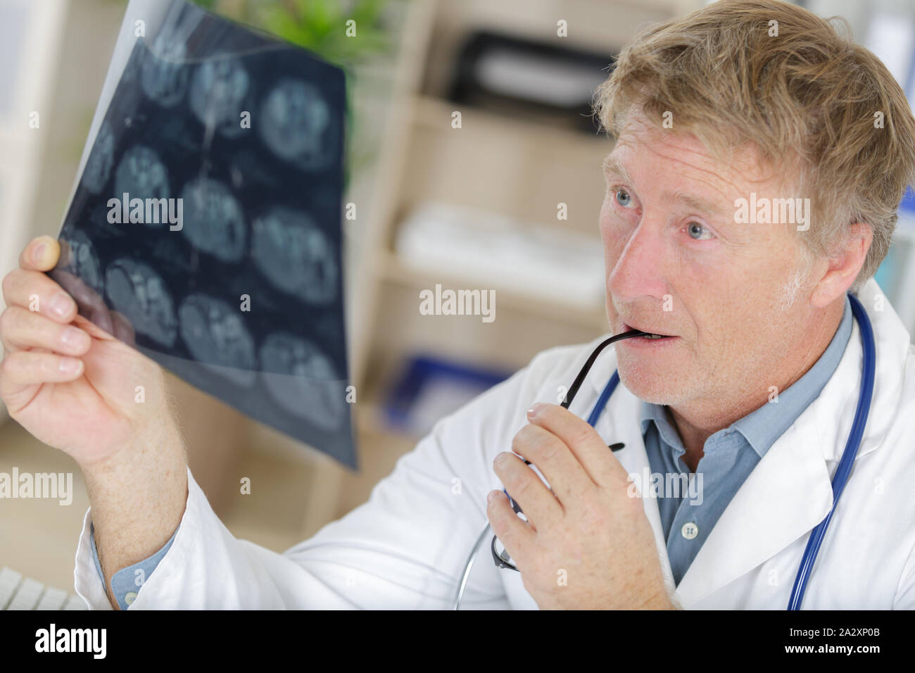 Senior doctor looking at x-ray Banque D'Images