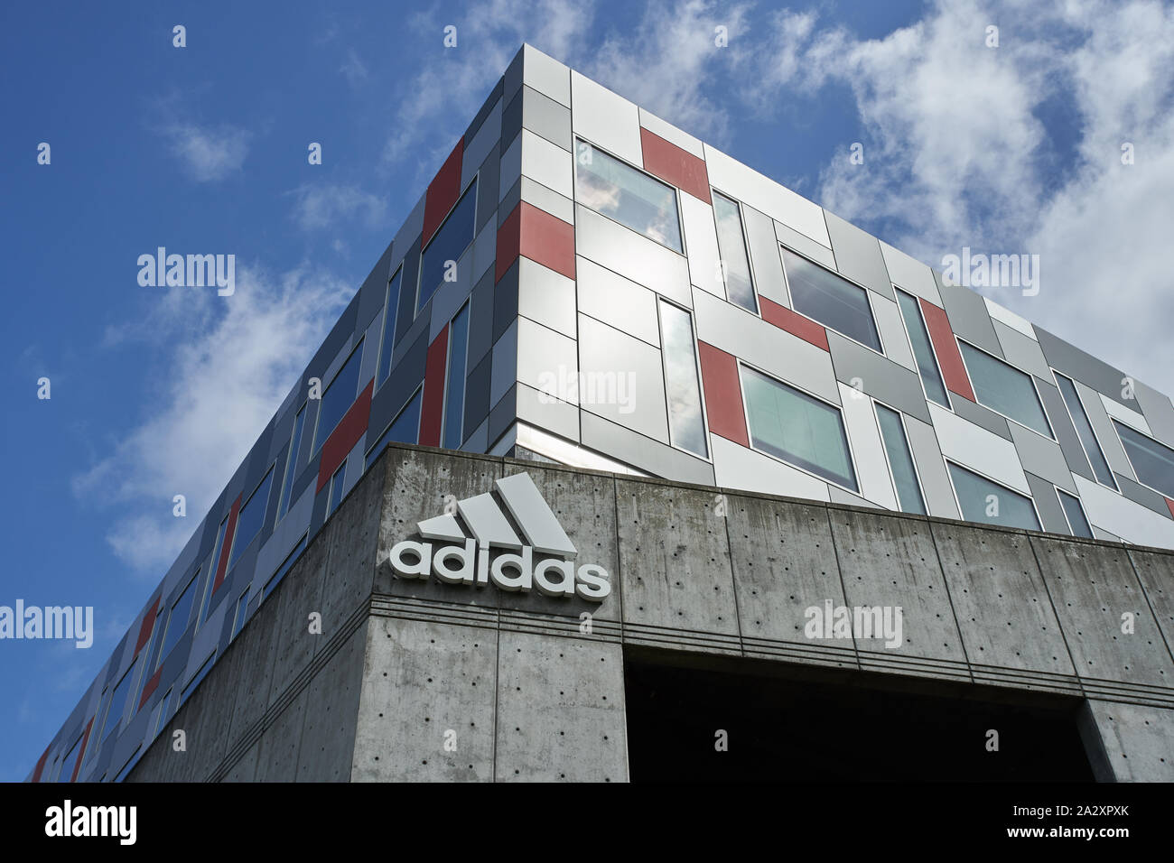 Le logo Adidas est visible au siège social d'Adidas America Inc., à  Portland, Oregon, le 2 mai 2019 Photo Stock - Alamy