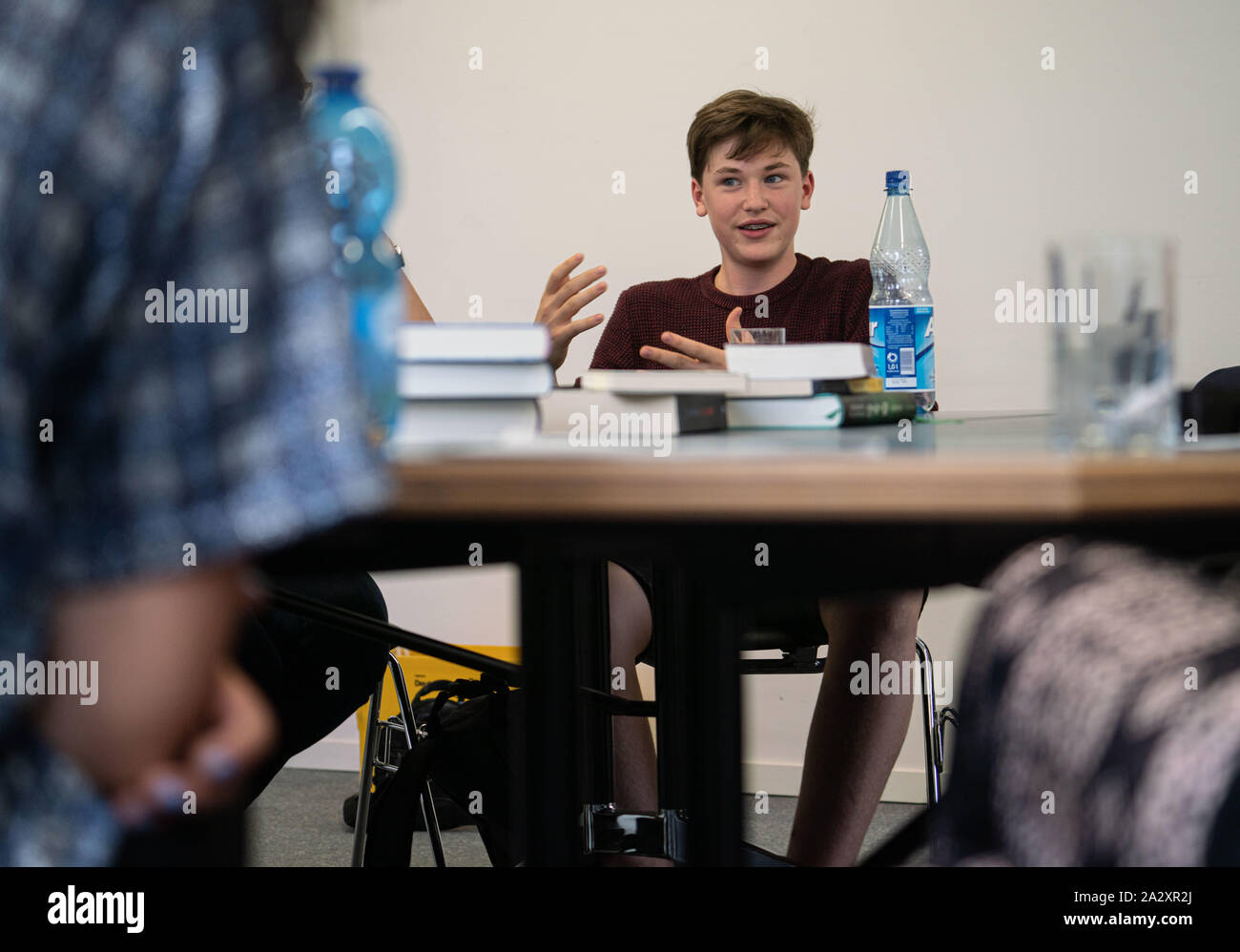 20 août 2019, Hessen, Frankfurt/Main : le 15-year-old Karlson traite un livre avec les autres membres du "JungeMedienJury» (JMJ) à une des réunions dans la bibliothèque centrale de Francfort. Dans le Comité, 13 à 16 ans discuter des titres de livre et à la fin un gagnant est choisi et d'autres recommandations sont faites. Photo : Frank Rumpenhorst/dpa Banque D'Images