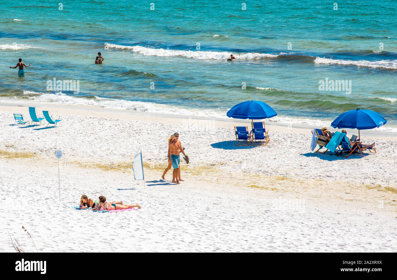 Deux adolescents en train de bronzer sur la plage de Seaside, Floride Banque D'Images
