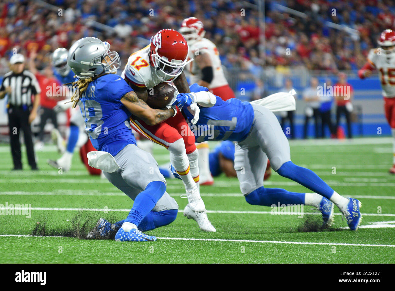 DETROIT, MI - Septembre 29 : Kansas City Chiefs WR Mecole Hardman (17) est encapsulé par Detroit Lions S Tracy Walker (21) et Detroit Lions CB Mike Ford (38) au cours de la NFL match entre Kansas City Chiefs et Lions de Détroit le 29 septembre 2019 au Ford Field de Detroit, MI (Photo by Dranberg/Cal Sport Media) Banque D'Images
