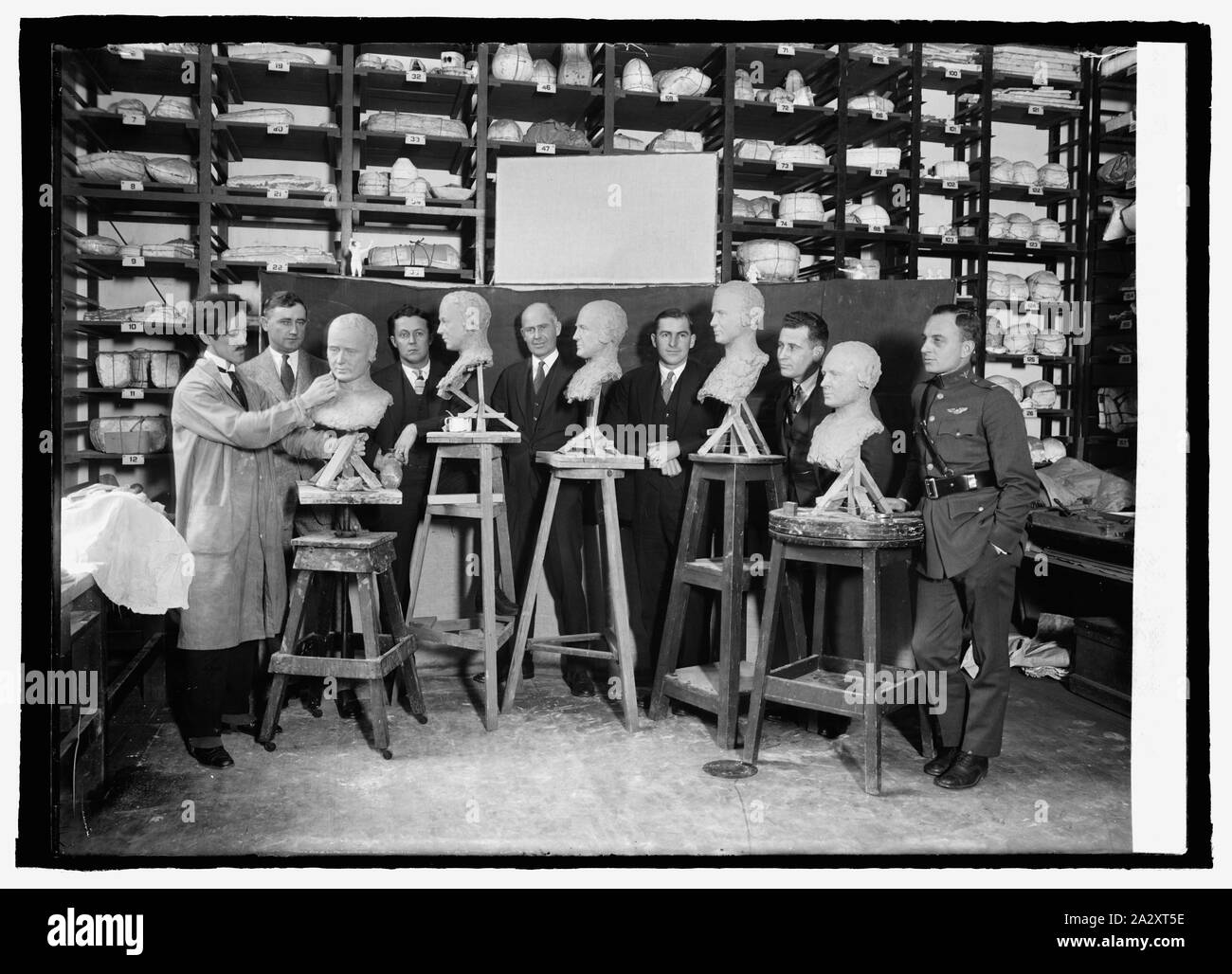 Le tour du monde Fliers posent à côté de leurs bustes, 12/9/24 Banque D'Images