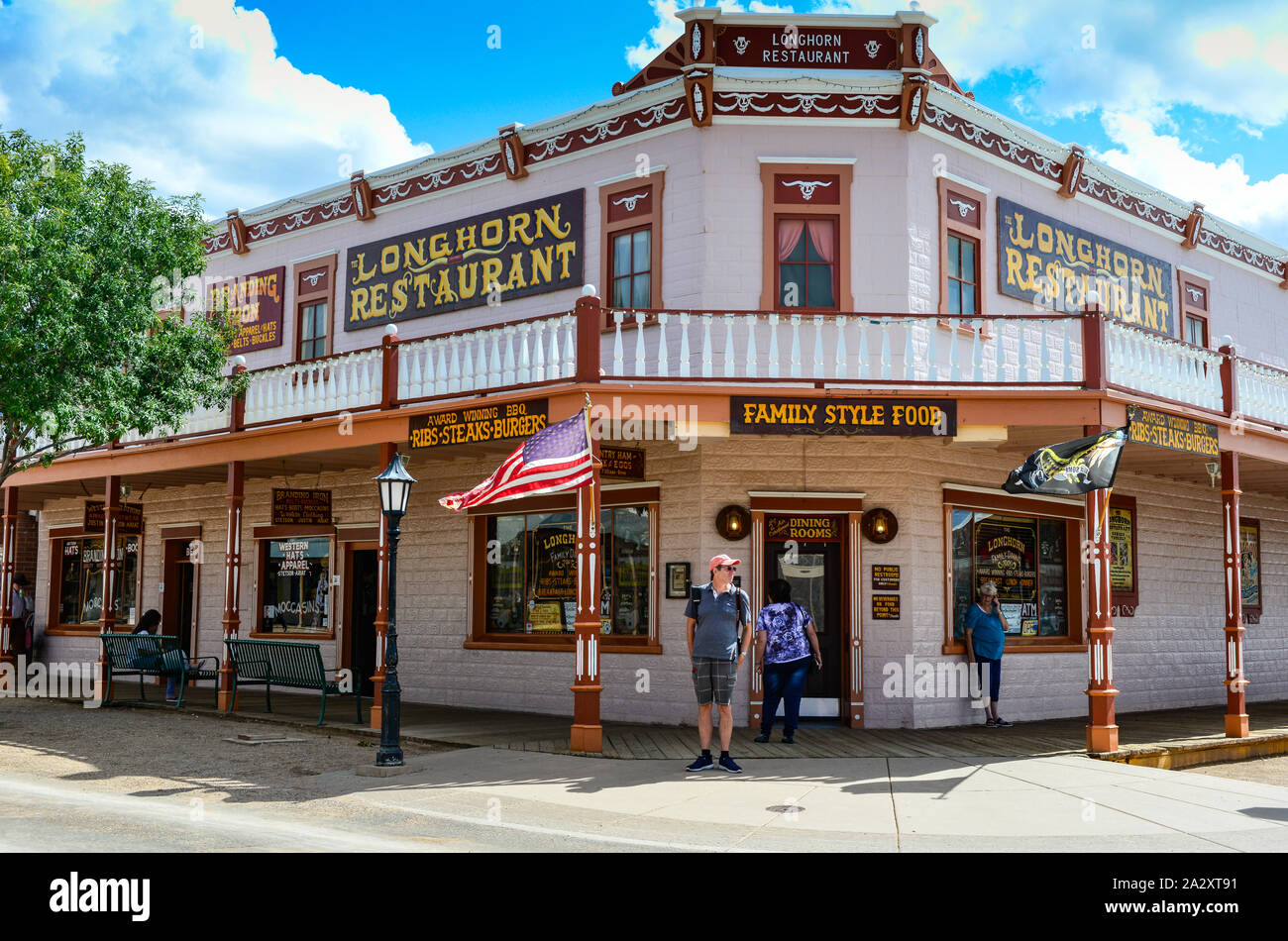 Bâtiment historique qui abrite maintenant le Longhorn Restaurant, où Virgil Earp a été tourné à partir du deuxième étage jouit maintenant tourisme à Tombstone, en Arizona Banque D'Images