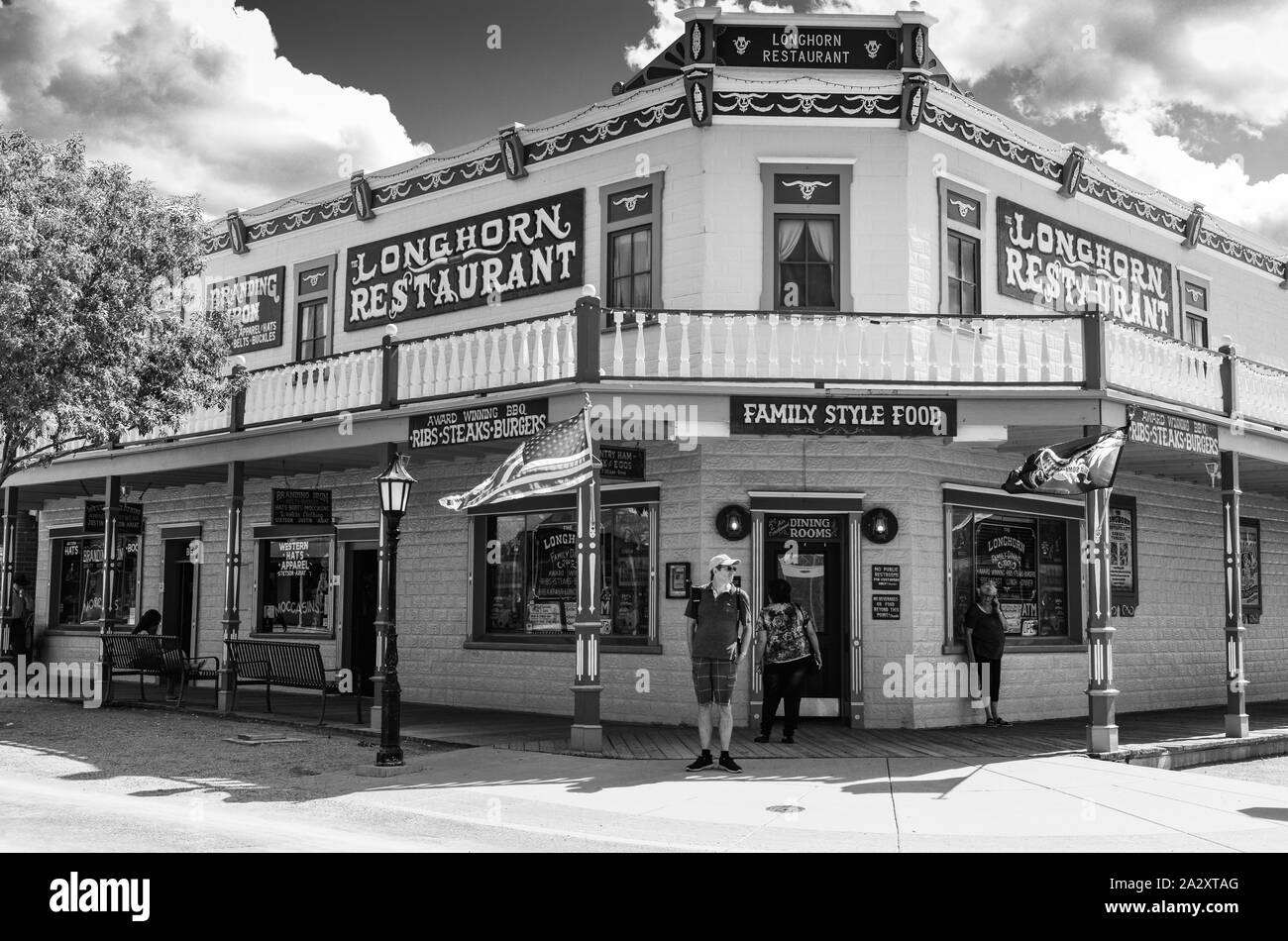 Bâtiment historique qui abrite maintenant le Longhorn Restaurant, où Virgil Earp a été tourné à partir du deuxième étage jouit maintenant tourisme à Tombstone, en Arizona Banque D'Images