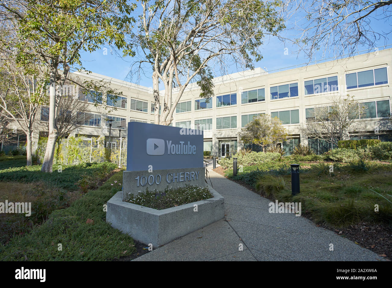 Le panneau YouTube devant un immeuble de bureaux au siège de YouTube à San Bruno, Californie, vu le 11 décembre 2018. Banque D'Images