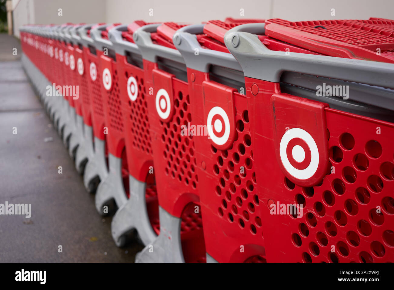 Des rangées de chariots de marque Target sont garées à l'extérieur d'un magasin Target à Tigard, Oregon, le mercredi 18 septembre 2019. Banque D'Images