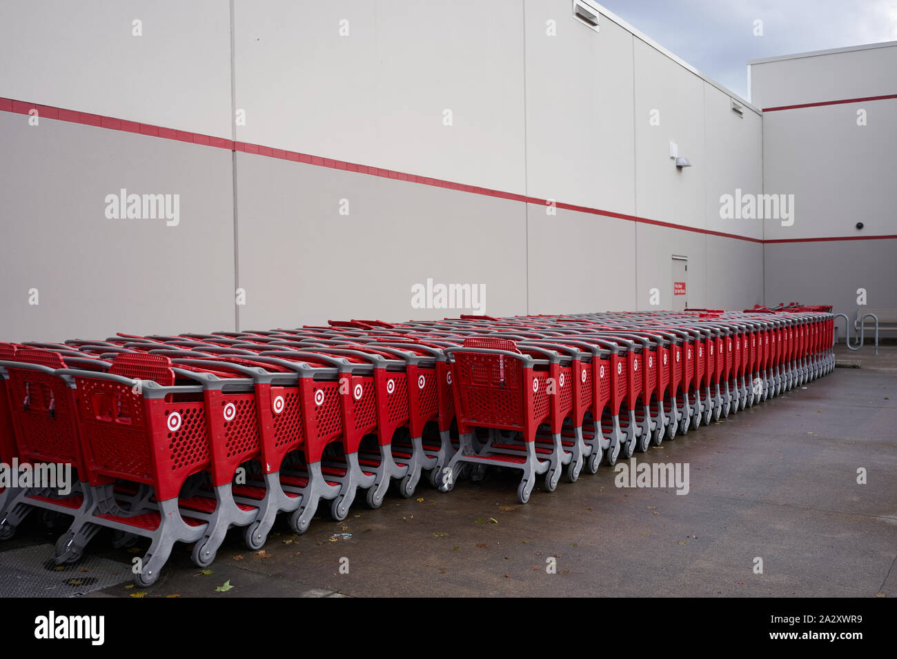 Des rangées de chariots de marque Target sont garées à l'extérieur d'un magasin Target à Tigard, Oregon, le mercredi 18 septembre 2019. Banque D'Images