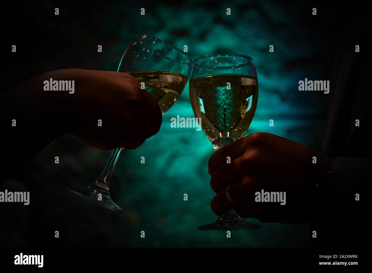 Tasses de mariage avec un beau fond vert Banque D'Images