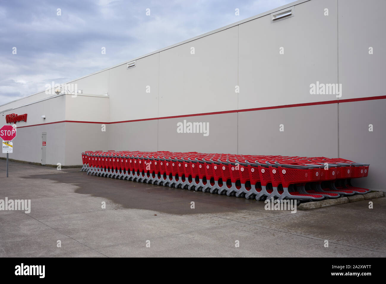 Des rangées de chariots de marque Target sont garées à l'extérieur d'un magasin Target à Tigard, Oregon, le mercredi 18 septembre 2019. Banque D'Images