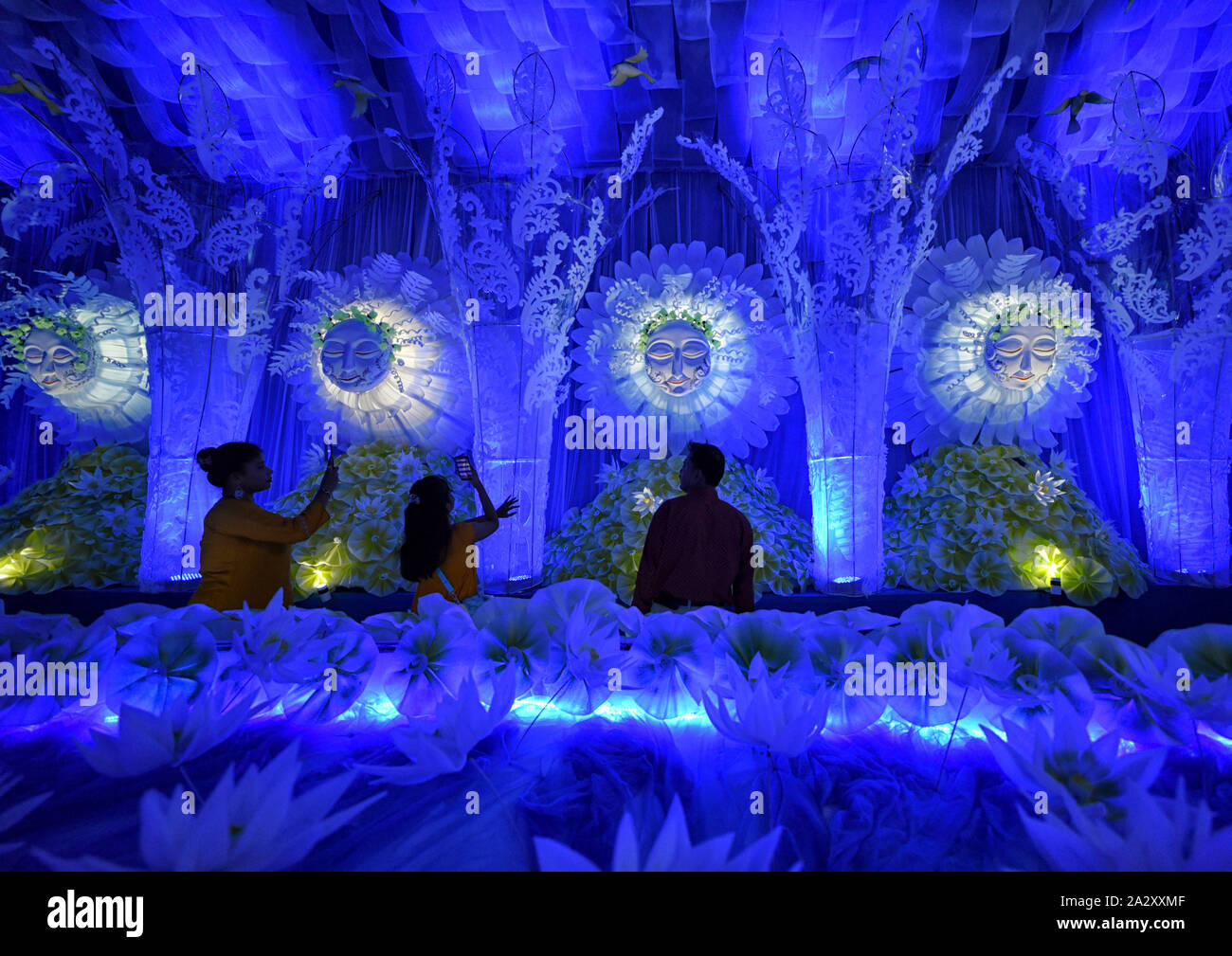 Kolkata, Inde. 06Th Oct, 2019. Les gens prennent des photos des différentes étapes de temporaire Pandals (culte) pendant le festival.Durgapuja est la plus grande fête hindoue célébrée à Kolkata et fonctionne pendant 9 jours. Durga est une description de la puissance de la déesse dans la mythologie Hindoue. Credit : SOPA/Alamy Images Limited Live News Banque D'Images