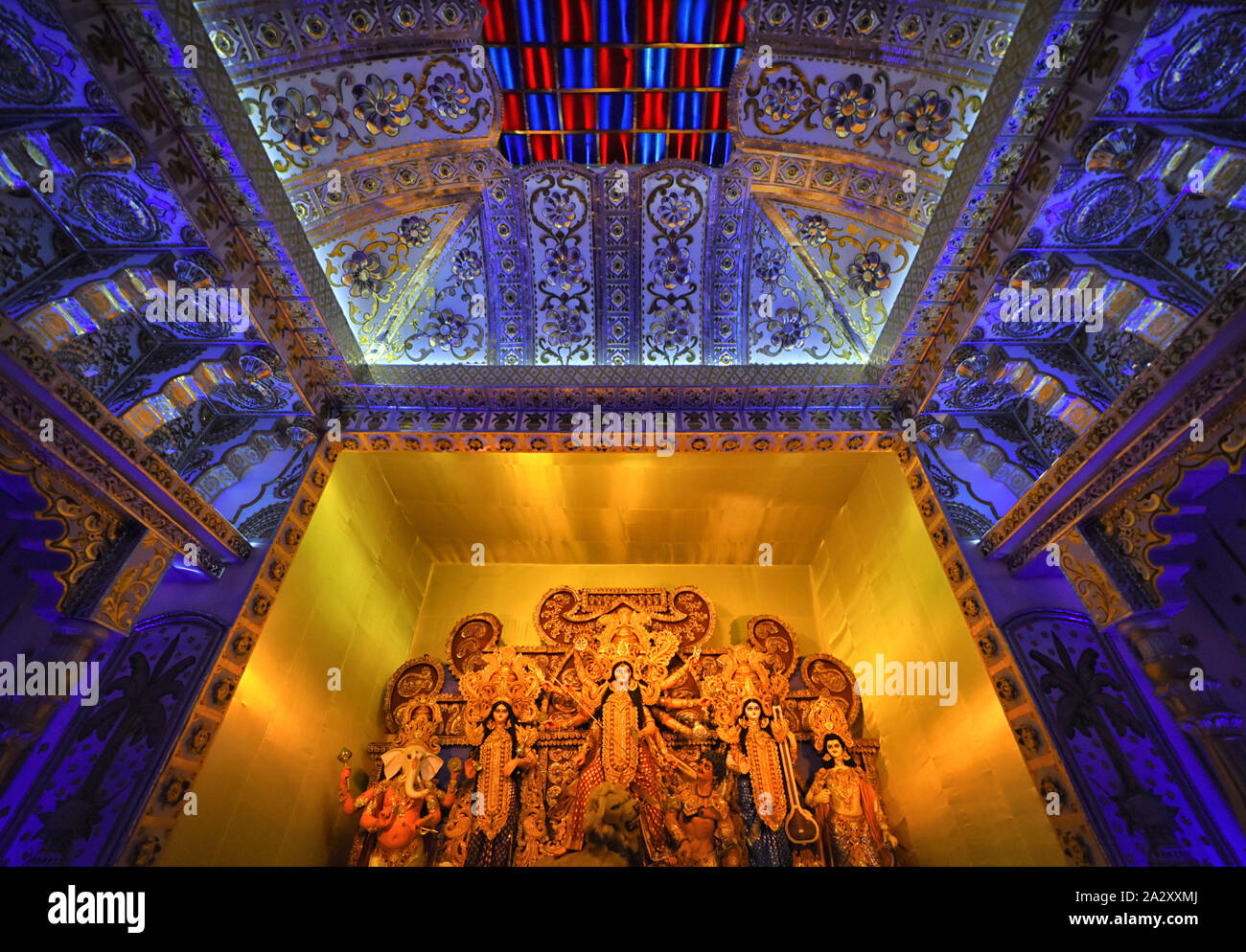 Kolkata, Inde. 06Th Oct, 2019. Pandal temporaires (lieu de prière) décorées avec des concepts créatifs de fête vu pendant le festival.Durgapuja est la plus grande fête hindoue célébrée à Kolkata et fonctionne pendant 9 jours. Durga est une description de la puissance de la déesse dans la mythologie Hindoue. Credit : SOPA/Alamy Images Limited Live News Banque D'Images