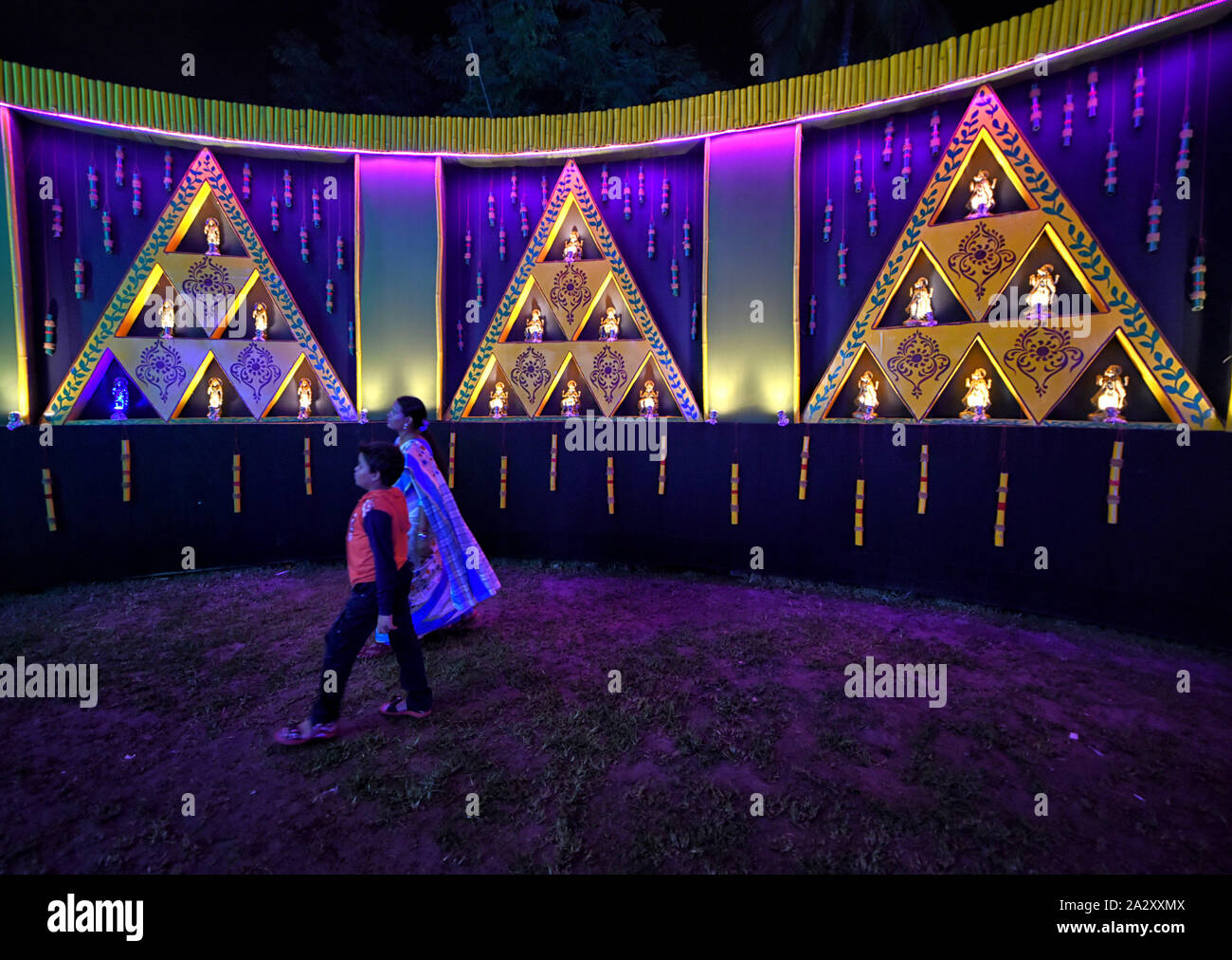 Kolkata, Inde. 06Th Oct, 2019. Les gens prennent des photos des différentes étapes de temporaire Pandals (culte) pendant le festival.Durgapuja est la plus grande fête hindoue célébrée à Kolkata et fonctionne pendant 9 jours. Durga est une description de la puissance de la déesse dans la mythologie Hindoue. Credit : SOPA/Alamy Images Limited Live News Banque D'Images