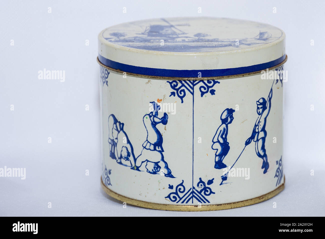 Un stoopwafle étain bleu de Delft pour 'syrup gaufres' un Pays-bas thé ou café snack-temps sur un fond blanc. Banque D'Images