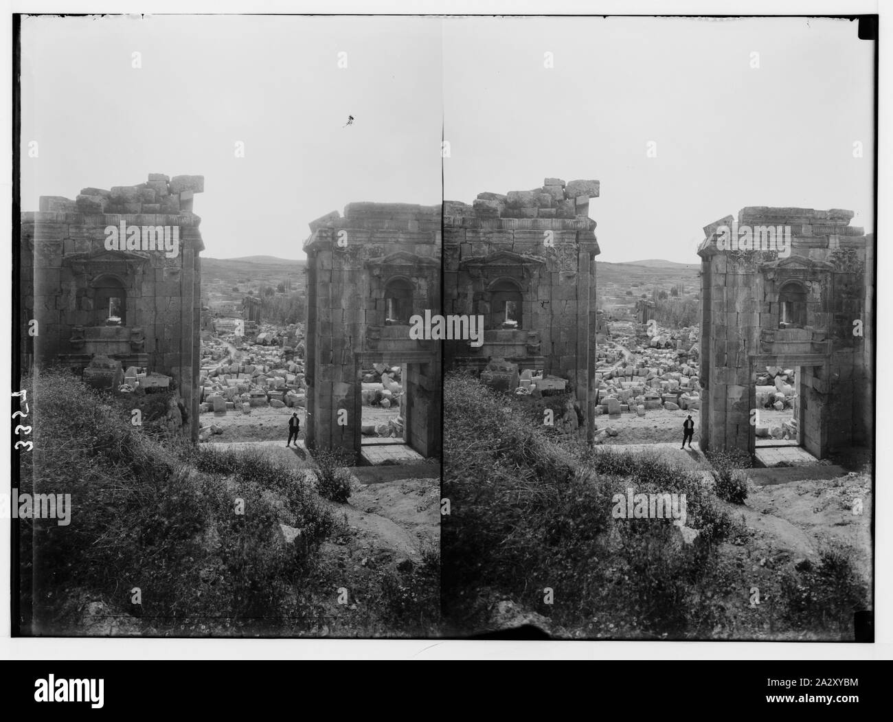 Ruines de Gérasa (Jerash). Porte de Temple d'Artémis. Vue arrière de l'objet précédent passerelle triple sur avenue principale. Banque D'Images