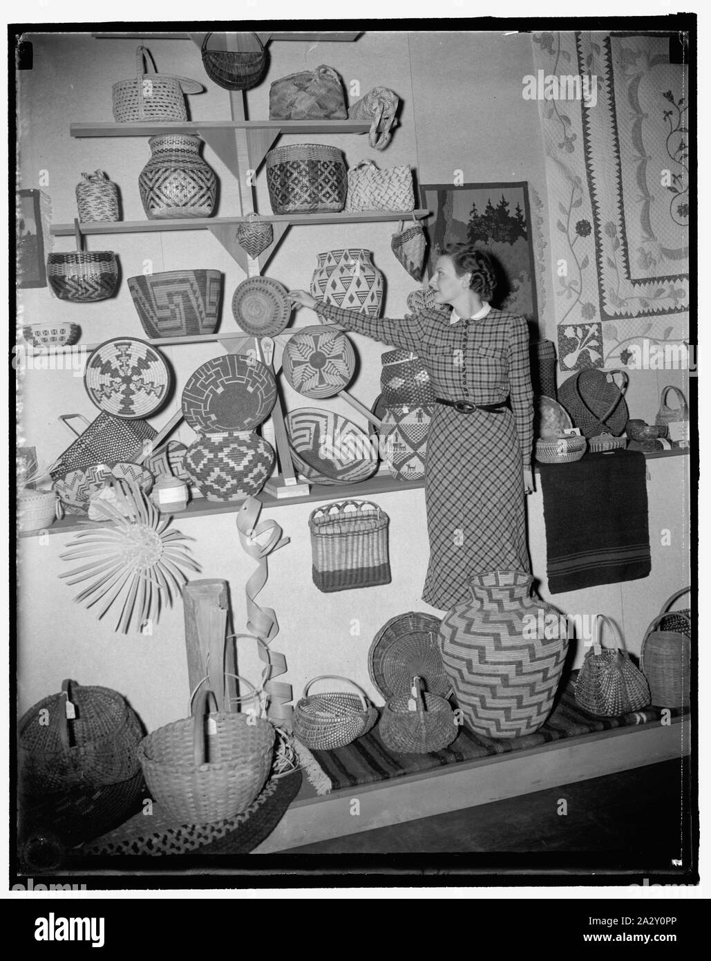Exposition d'art rural au ministère de l'Agriculture. Mlle Marjorie Bonham, avec des paniers tissés à la main, Banque D'Images