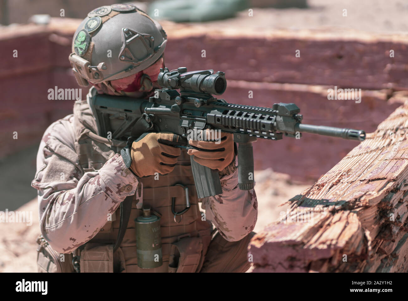 Un Emirats arabes unis (EAU), soldat du bataillon de soutien de la Brigade de la Garde Présidentielle, (PG), attractions touristiques à sur une cible à distance 410, Marine Corps Air Ground Combat Center, Twentynine Palms, Californie, le 19 septembre 2019. Marines avec 3e Bataillon, 4e Régiment de Marines supervisé et guidé les EAU-PGs tout au long de l'événement, les construire en tant que guerriers et à renforcer les relations entre alliés. (U.S. Marine Corps photo par Lance Cpl. Colton Brownlee) Banque D'Images