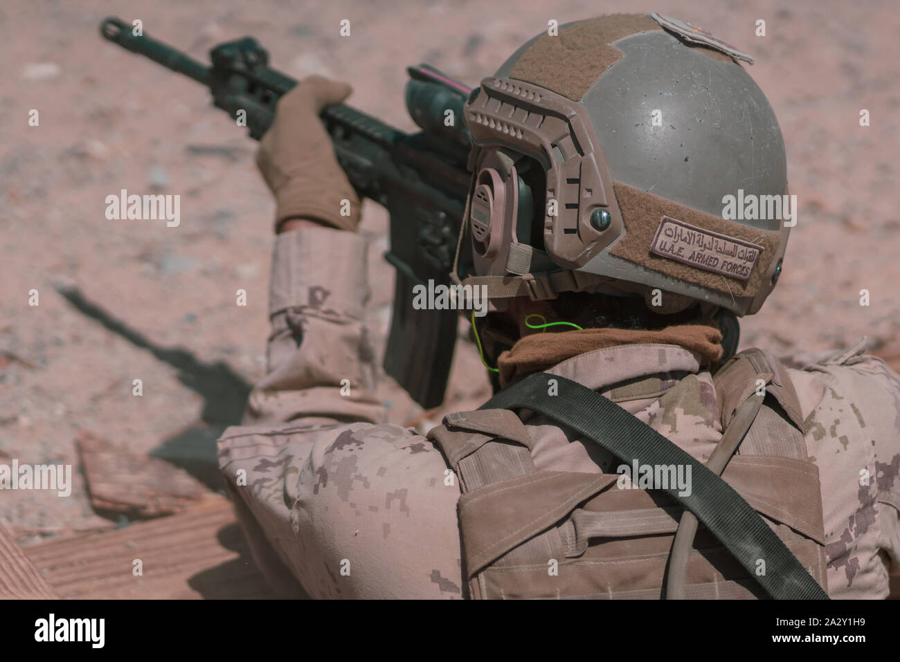 Un Emirats arabes unis (EAU), soldat du bataillon de soutien de la Brigade de la Garde Présidentielle, (PG), attractions touristiques à sur une cible à distance 410, Marine Corps Air Ground Combat Center, Twentynine Palms, Californie, le 19 septembre 2019. Marines avec 3e Bataillon, 4e Régiment de Marines supervisé et guidé les EAU-PGs tout au long de l'événement, les construire en tant que guerriers et à renforcer les relations entre alliés. (U.S. Marine Corps photo par Lance Cpl. Colton Brownlee) Banque D'Images