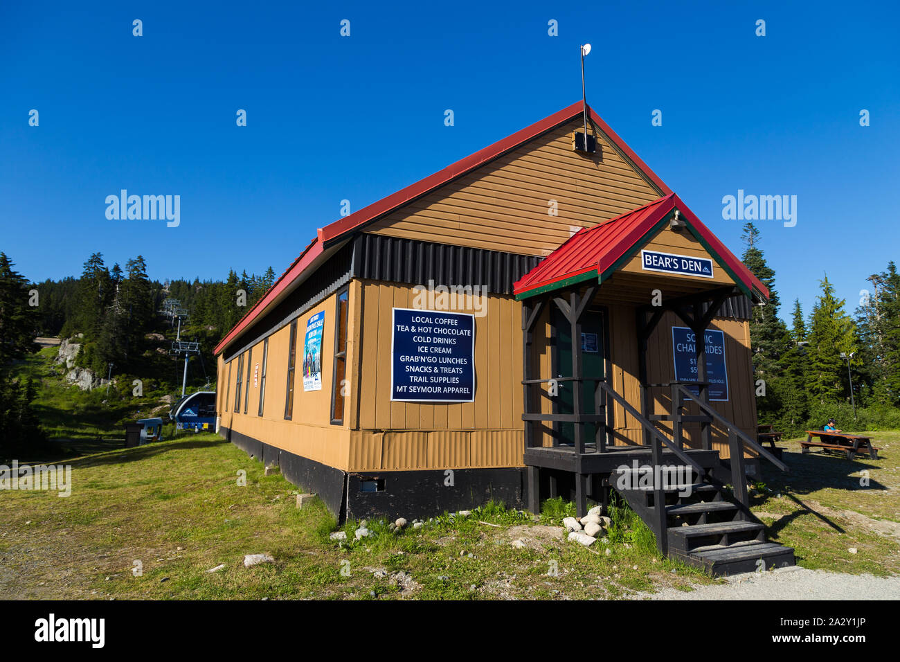 NORTH VANCOUVER, C.-B., CANADA - le 21 JUILLET 2019 : cafétéria au pied du domaine skiable de Seymour Mountain. Banque D'Images