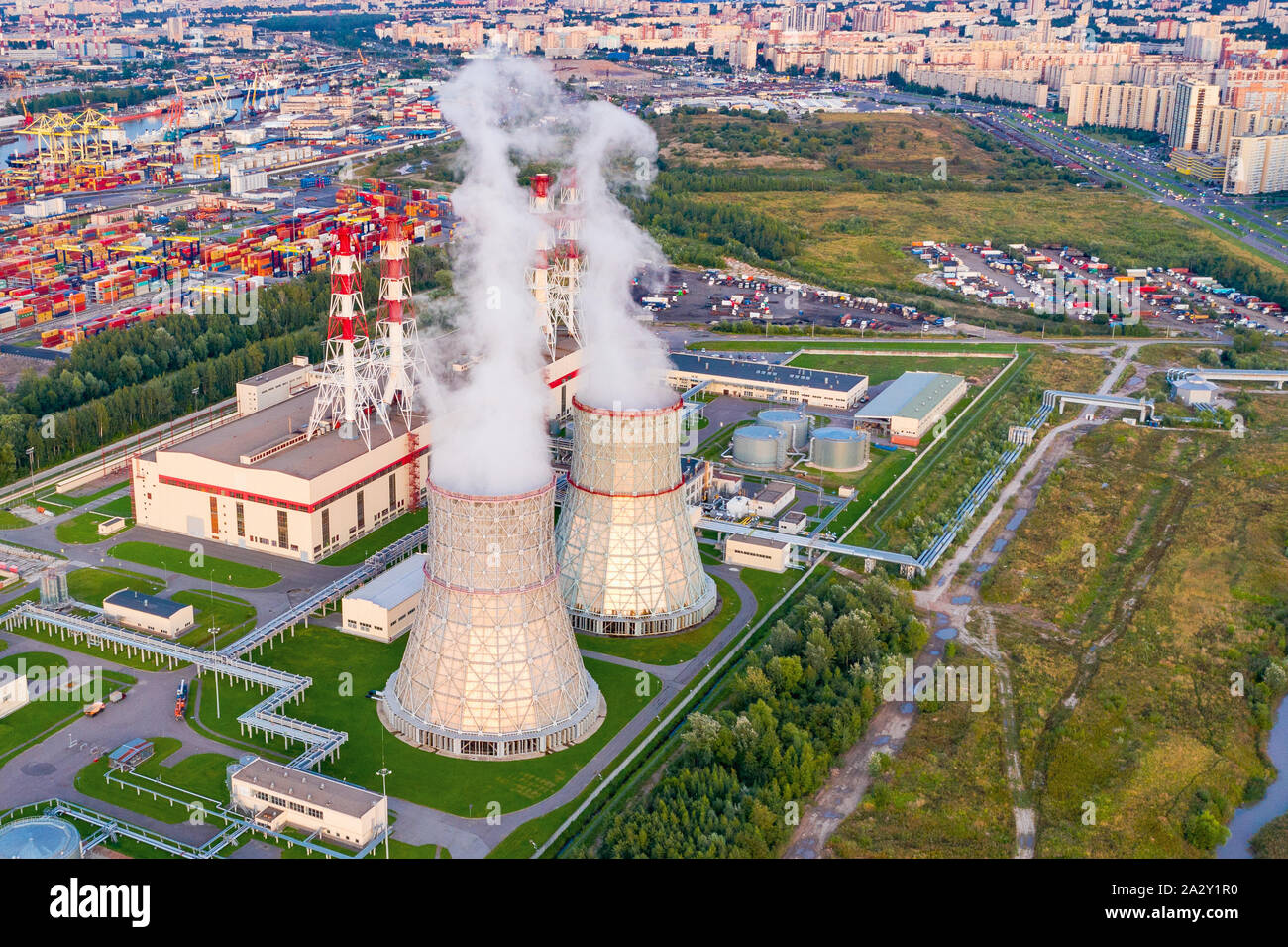 Centrale thermique de la ville à proximité des zones résidentielles dans la soirée avant le coucher du soleil, vue aérienne Banque D'Images